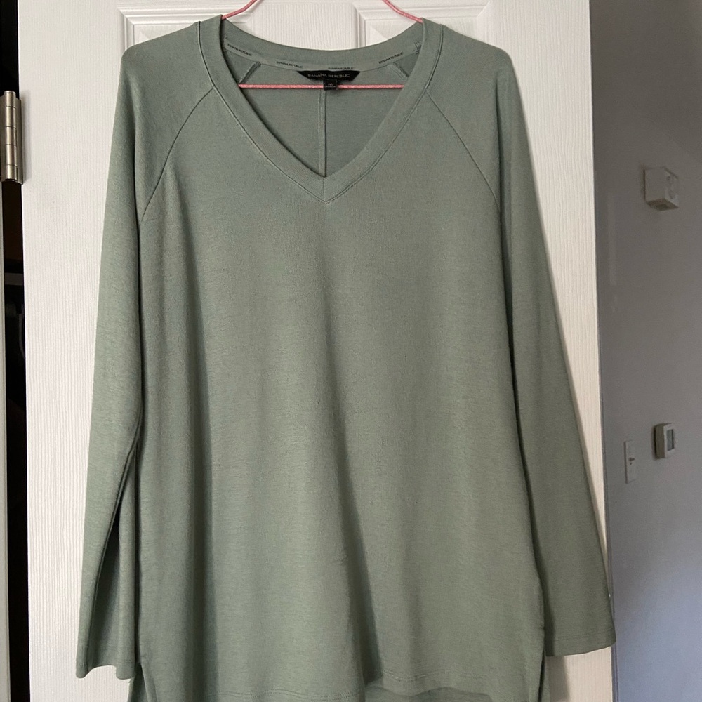 Banana Republic sage green V-Neck Sweater size medium